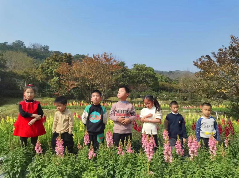 花海中的孩子们——鲜花港春游_副本.jpg