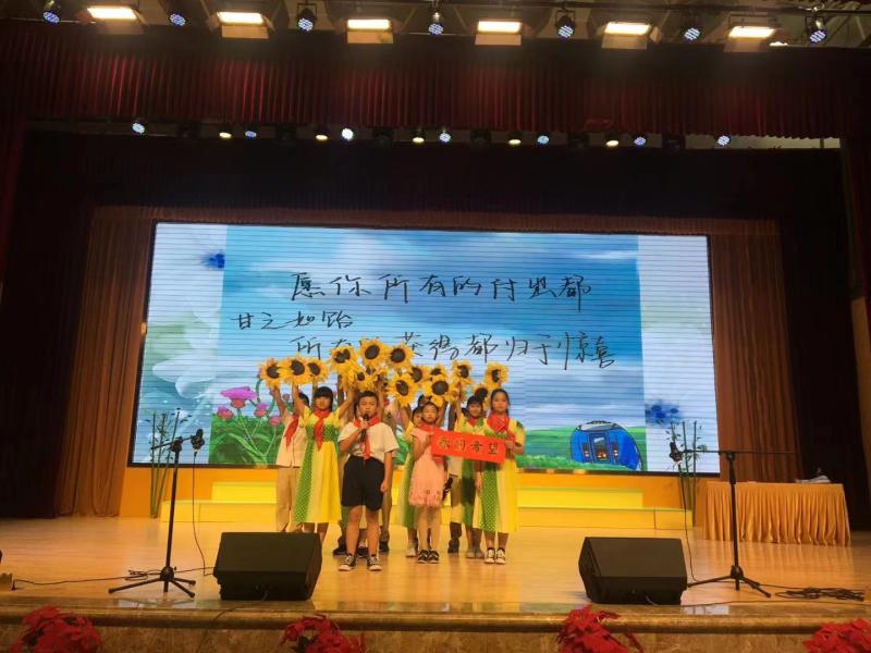 学生阳光自信在舞台上表演.jpg